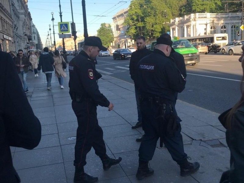 На Малой Садовой полиция интересуется пикетчиком с украинским флагом (