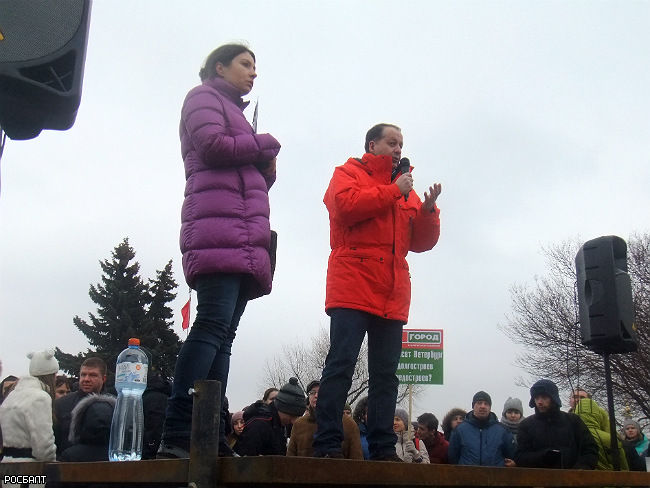 На митинге обманутых дольщиков женщине стало плохо: во время выступления она упала вместе с ребенком (фото)