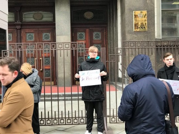 Милиция задержала около Государственной думы правозащитницу с картонным Леонидом Слуцким