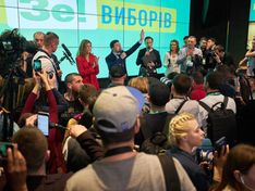 Партия Зеленского пользуется симпатиями у четверти избирателей Украины, блок Порошенко — у 14%