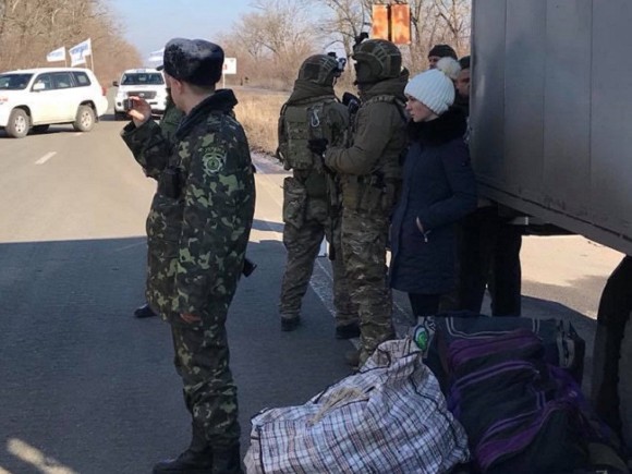 С оккупированного Донбасса вывезли еще два десятка заключенных: первые фото