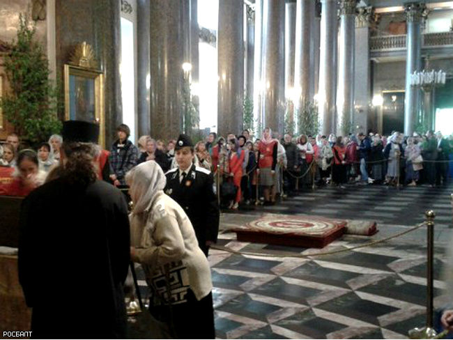 Православные выстроились в очередь, чтобы поклониться деснице Святого Георгия (фото, видео)