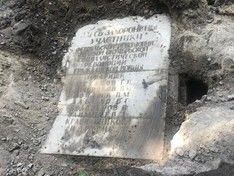 В Петербурге откопали мраморную плиту с фамилиями захороненных участников революции 1917 года
