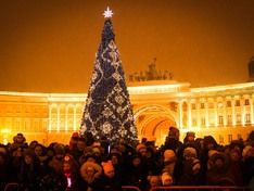 В Петербурге Дед Мороз попал в ДТП, но зажег огни на елке