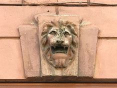С фасада дома в Петербурге пропали украшения в виде львов, зато образовалась дверь