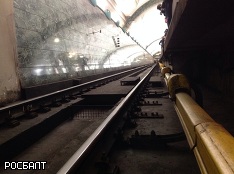 В метро Петербурга из-за пассажира на рельсах остановились поезда, люди выходят по тоннелю