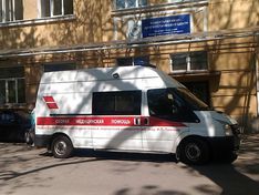 На Урале «скорая помощь» отказалась везти в больницу упавшую с лестницы девушку