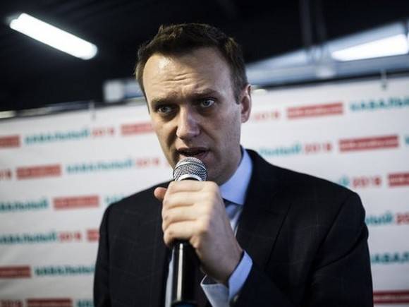 Навального с позеленевшим глазом срочно увезли на скорой