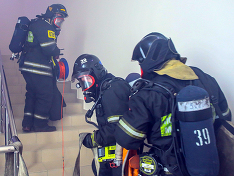 Из горящей квартиры в центре Петербурга спасли троих