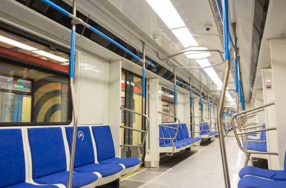 В московском метро пассажирка сняла трусы, чтобы ей уступили место