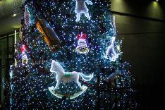 В Ленобласти с городской елки за новогодние каникулы украли почти все украшения