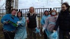 В Петербурге 500 медиков за два часа покрасили забор в 3 километра