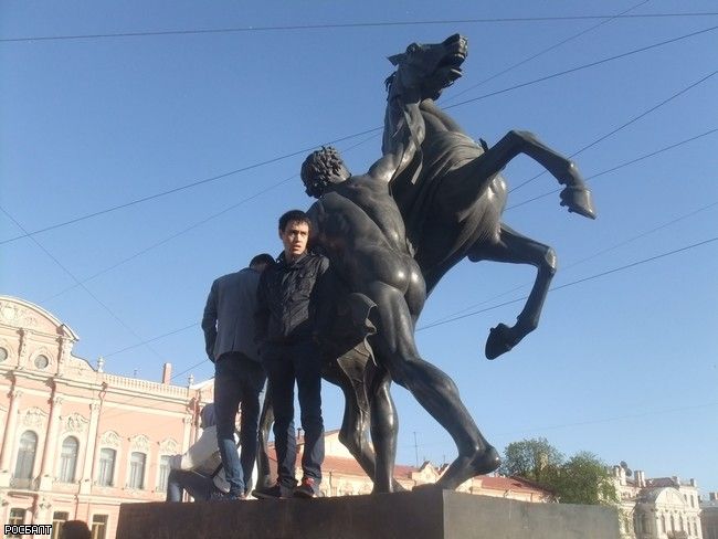"Взятие Рейхстага-2": в День Победы жители культурной столицы "оккупировали" коней Клодта на Аничковом мосту (фото)