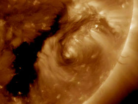 Фото с сайта <a href="https://www.nasa.gov/image-feature/rare-encircling-filament">NASA</a>