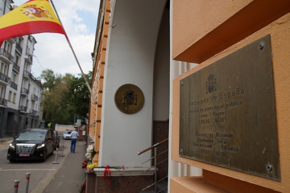 Люди возлагают цветы к посольству Испании в Москве после теракта в Барселоне