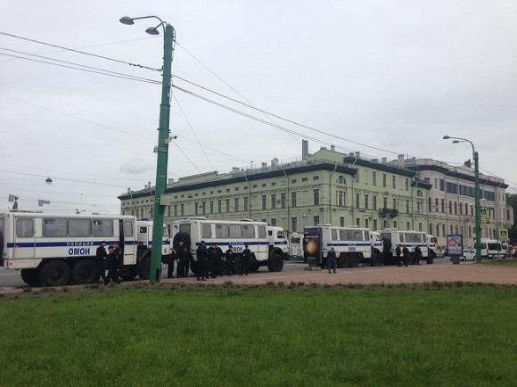 «Путин — мошенник!»: Антикоррупционные митинги проходят в российской столице и Петербурге