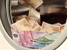 Полиция Амстердама задержала мужчину, спрятавшего в стиральной машине 350 тыс. евро