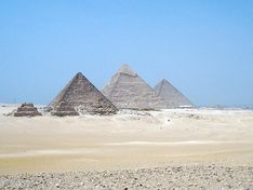 Взрыв тротиловой бомбы у египетских пирамид не затронул россиян