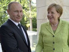 Меркель спросила у Путина об уходе российских офицеров из Донбасса