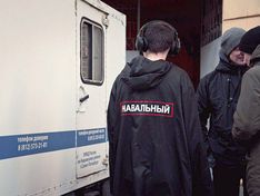 К саратовскому штабу Навального принесли траурный венок с фото активиста