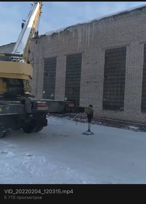 Сбивают краном сосульки Сбивают краном сосульки
