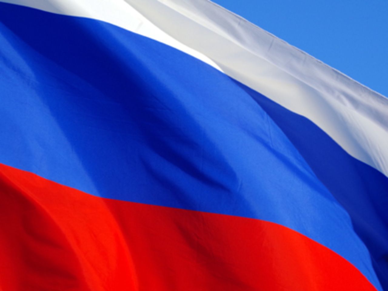 Портрет на фоне флага России