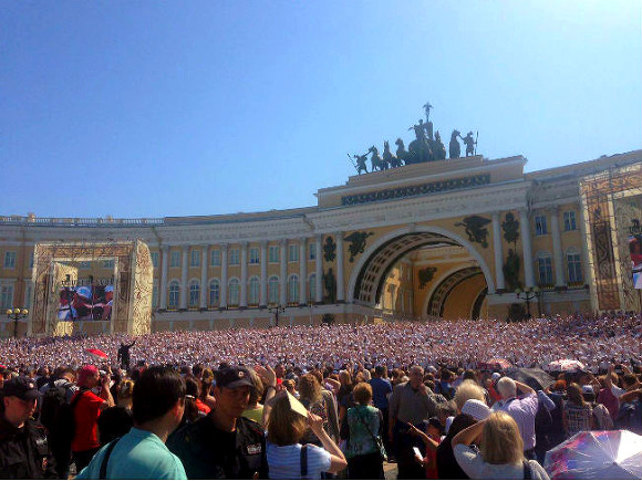 Во время выступления хора на Дворцовой площади нескольким детям стало плохо из-за жары (фото)