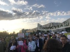 Жители Калининского района митингуют за сохранение Муринского парка (фото)