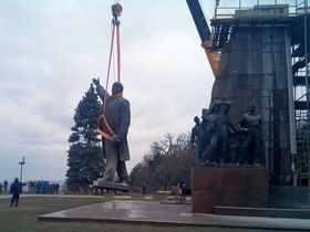 Фото с сайта twitter.com/destroylenin