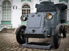 Во дворе Зимнего дворца установили броневик «Враг капитала»