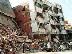 Число жертв землетрясения в Китае превысило 100 человек - фото 1