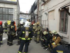 При крупном пожаре на заводе матрацев в Азове пострадал человек