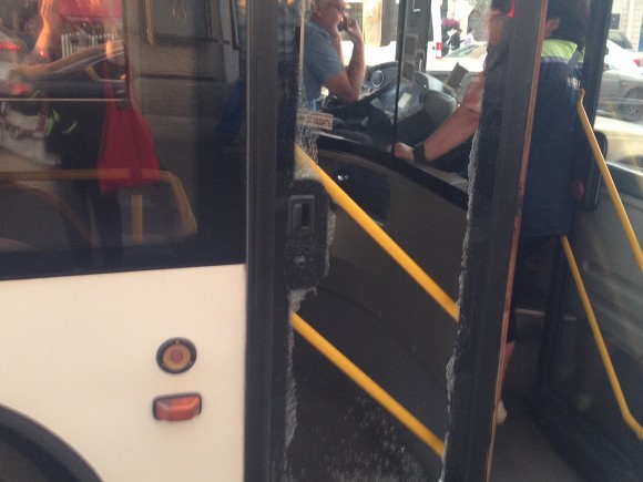 Женщина разбила ногой дверь автобуса в центре Петербурга, опаздывая на поезд