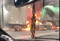 В Ленобласти два грузовика вспыхнули после лобового столкновения
