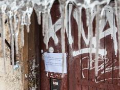 Россиянке на голову обрушился лед со здания прокуратуры, которая должна контролировать уборку