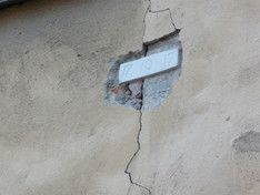 Госстройнадзор решил, что трещины в разрушающемся жилом доме на Выборгской улице не опасны