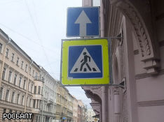 Дорожные знаки в Москве начали переносить на фасады зданий