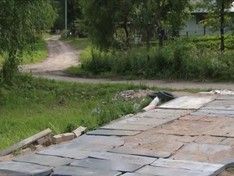 В Смоленской области дорогу вымостили надгробиями (фото)