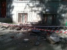 В жилом доме в Москве обрушился балкон, пострадали дети