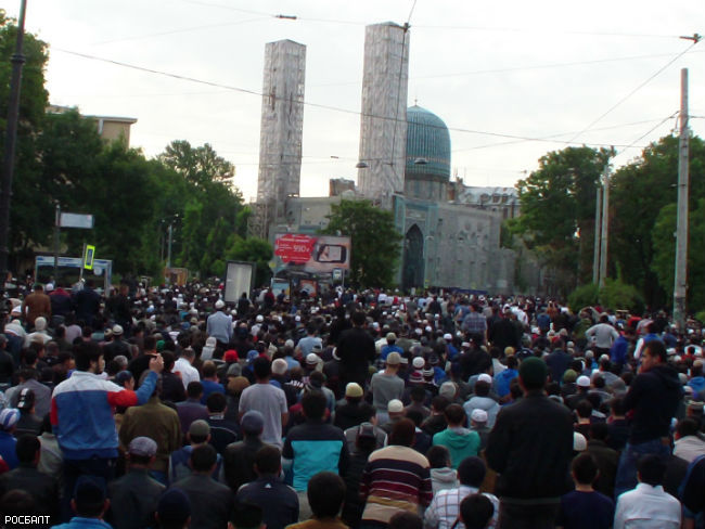 Ураза-байрам: на торжественную молитву у Соборной мечети собрались более 50 тысяч мусульман (фото)