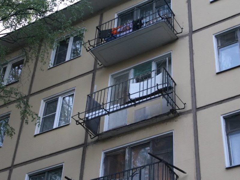 Под женщиной отвалился пол балкона на 5 этаже, она в больниц.