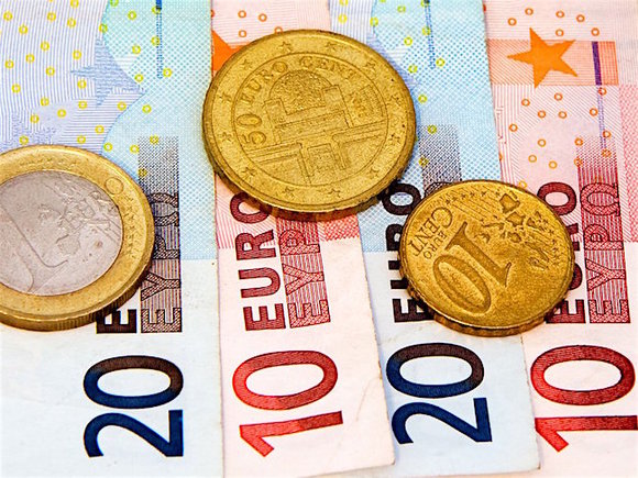 Евро упал на бирже ниже 78 руб. в первый раз с декабря