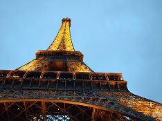 На улицы Парижа в противовес «желтым жилетам» вышли «красные платки»