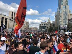Митинг в поддержку оппозиции в Москве собрал десятки тысяч человек