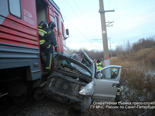 В результате страшного ДТП на железнодорожном переезде погибли три частных охранника. Подробности (видео, фото)