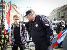 В Сети обсуждают фееричное задержание оппозиционера на Первомае в Петербурге