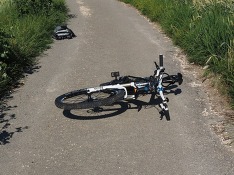 Велосипедист погиб под колесами автомобиля в Ленобласти