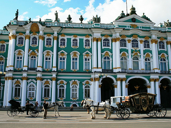 В Петербурге карету, запряженную двумя лошадьми, понесло прямо в толпу у главной елки, возбуждено уголовное дело
