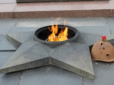 Вандалов, осквернивших мемориал ВОВ в Буденновске, заставили отмыть памятник