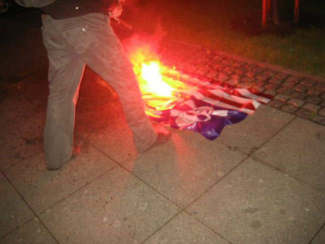 Консульство США в Петербурге забросали дымовыми шашками Консульство США в Петербурге забросали дымовыми шашками